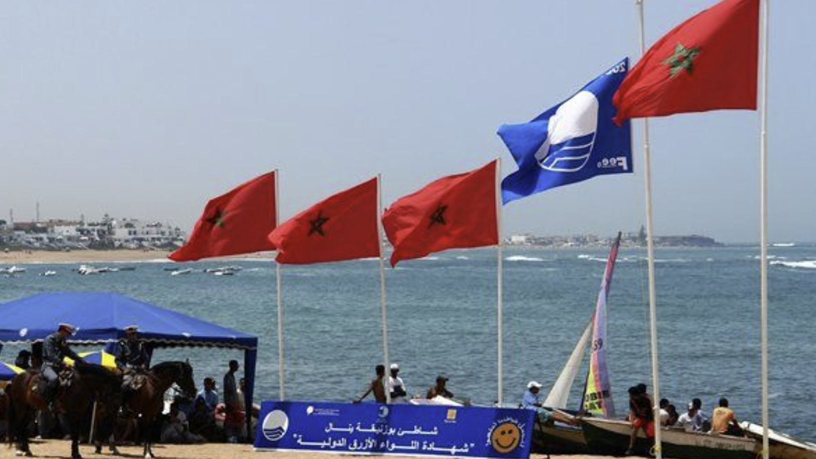 شواطئ المغرب تواصل ريادتها عربياً وإفريقياً برفع اللواء الأزرق في 33 موقعاً صيف 2025
