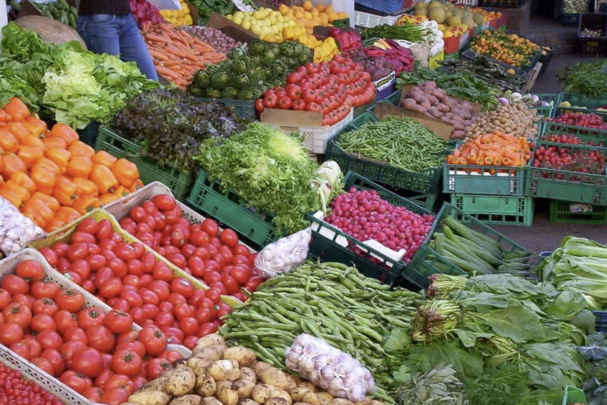 ارتفاع درجات الحرارة يؤثر على المحاصيل ويزيد أسعار الخضر والفواكه