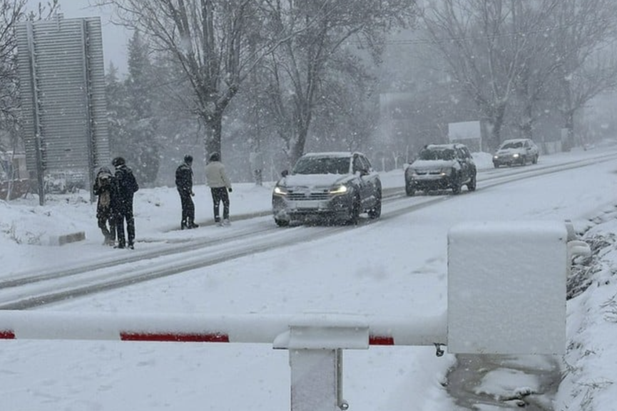 نشرة إنذارية ترفع اليقظة الحمراء بسبب أمطار قوية ورياح عاصفة بعدد من الأقاليم