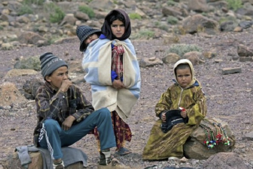 تقرير رسمي: تحسن في مستوى المعيشة وتحذير من انزلاق 3 ملايين مغربي نحو الفقر عند الأزمات