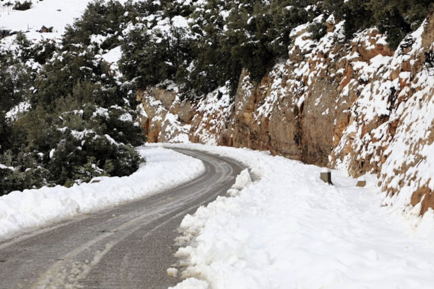 منخفض جوي علوي يبقي الطقس متقلبا وتساقطات ثلجية فوق 1400 متر