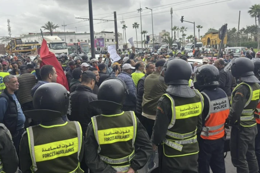 احتجاجات واسعة لمهنيي سيارات الأجرة بالدار البيضاء بسبب غلاء المحروقات