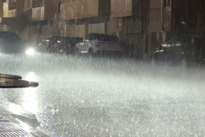 نشرة إنذارية.. زخات رعدية قوية مع تساقط البرد بعدد من مناطق المملكة