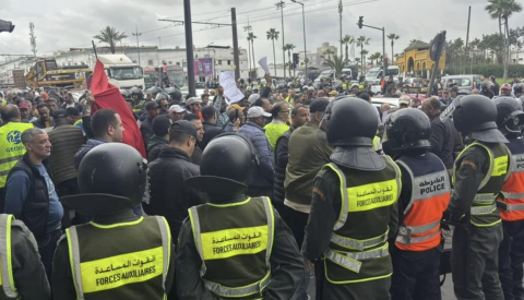احتجاجات واسعة لمهنيي سيارات الأجرة بالدار البيضاء بسبب غلاء المحروقات