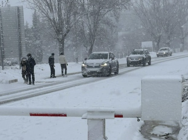 نشرة إنذارية ترفع اليقظة الحمراء بسبب أمطار قوية ورياح عاصفة بعدد من الأقاليم