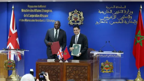 بريطانيا تعلن دعمها لمبادرة الحكم الذاتي في الصحراء المغربية وتعزز علاقاتها مع الرباط