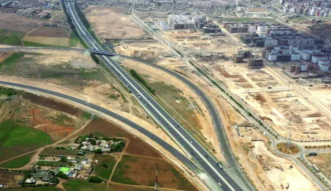 حوالي 300 كيلومتر من الطرق السريعة قيد الإنجاز حاليا بالمملكة.. وبرمجة 900 كيلومتر إضافية