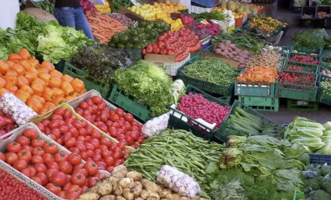ارتفاع درجات الحرارة يؤثر على المحاصيل ويزيد أسعار الخضر والفواكه