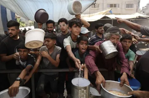 المجاعة تتفاقم في غزة وسط حصار خانق وانتقادات حادة للإنزال الجوي
