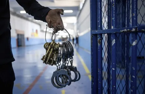 القانون 43.22 يدخل حيز التنفيذ: بدائل جديدة للعقوبات الحبسية لتقليص الاكتظاظ السجني