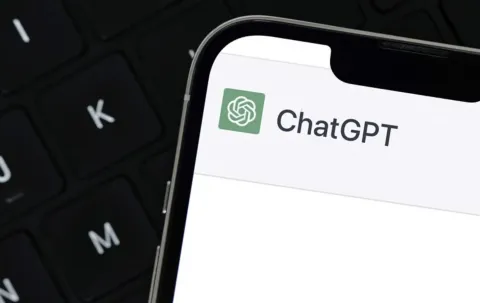 دعوى قضائية تتهم "تشات جي بي تي" بتشجيع مراهق أمريكي على الانتحار 