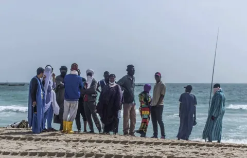 69 قتيلاً وعشرات المفقودين في حادث غرق زورق لمهاجرين قبالة سواحل موريتانيا