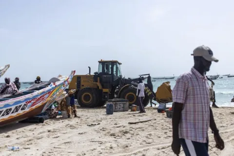 إنقاذ 119 مهاجرا غير نظامي قبالة السواحل الموريتانية بعد تعطل زورقهم