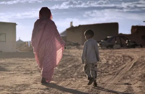 مؤسسة إسبانية تفضح انتهاكات خطيرة لحقوق الإنسان بمخيمات تندوف