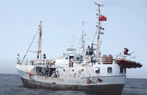 تركيا تجلي ركاب سفينة ضمن “أسطول الصمود” المتجه إلى غزة بعد عطل وتسرب مياه