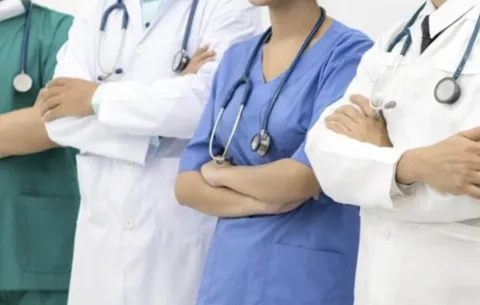 معاناة خريجي الطب المغاربة بالخارج.. بين تعقيدات المعادلة ونزيف الأدمغة