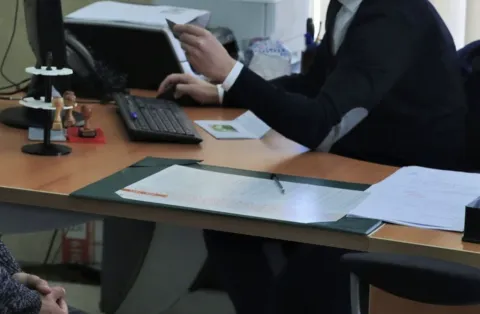 الحكومة تصادق على مشروع قانون جديد لتحديث مدونة التجارة وإصلاح نظام الشيكات 