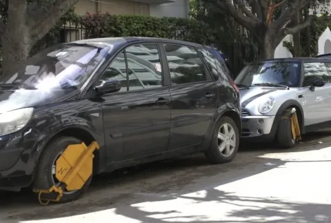 وسط مطالب بوقف عقل السيارات.. تمرير صفقة “الصابو” إلى شركة خاصة يغضب البيضاويين 