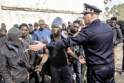 حملة واسعة بالدار البيضاء لتنظيم تجمعات المهاجرين الأفارقة وسط مقاربة إنسانية