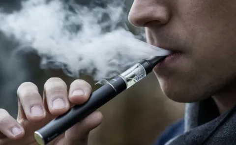 دراسة حديثة: سوائل السجائر الإلكترونية تؤدي إلى إنتاج مواد كيميائية سامة تضر بخلايا الرئة