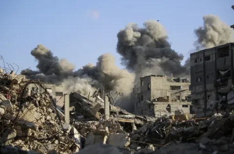 تصعيد دموي جديد في غزة رغم الهدنة: أكثر من 100 شهيد وجريح في غارات إسرائيلية