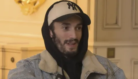 جدل واسع بعد اعتقال مغني الراب “بوز فلو” وشبيبة حزبية تطالب بإطلاق سراحه