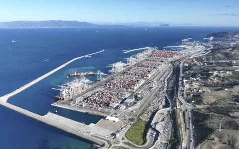 ميناء طنجة المتوسط يعزز موقعه كأكبر منصة لوجستية في المتوسط وإفريقيا