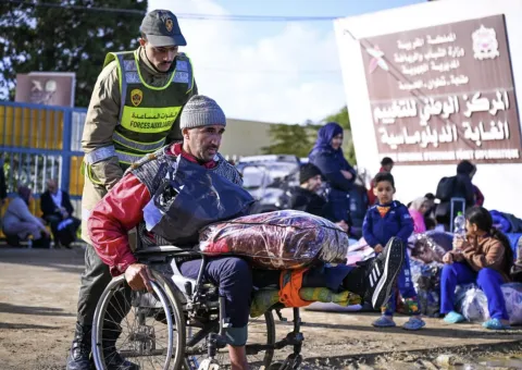 السلطات تسمح بعودة ساكنة القصر الكبير إلى منازلهم بعد تحسن الأحوال الجوية