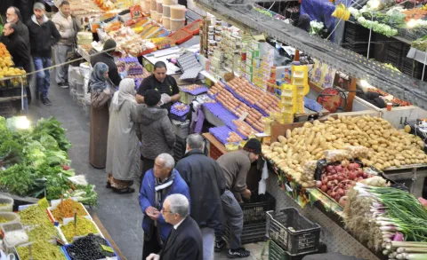 فجوة كبيرة بين الجملة والتقسيط تؤجج غلاء الخضر والفواكه في رمضان