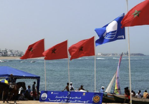 شواطئ المغرب تواصل ريادتها عربياً وإفريقياً برفع اللواء الأزرق في 33 موقعاً صيف 2025