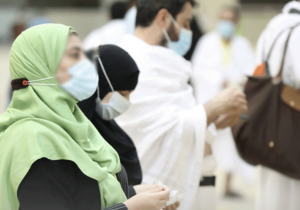 السعودية تحث على ارتداء الكمامة أثناء أداء العمرة