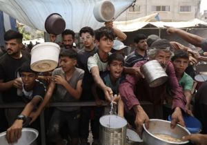 المجاعة تتفاقم في غزة وسط حصار خانق وانتقادات حادة للإنزال الجوي