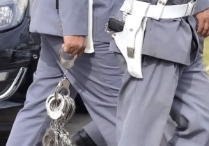 الدرك الملكي يوقف سائق شاحنة ظهر في فيديو يقود شاحنته بقدميه