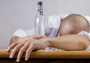 دراسة تكشف أن الإفراط في شرب الكحول والمشروبات المحلاة يرفع من احتمالية تساقط الشعر