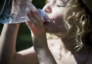 دراسة حديثة تحذر من مخاطر البلاستيك على صحة الأطفال