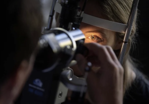 دراسة: ارتفاع ضغط الدم يهدد صحة العين ويزيد خطر العمى