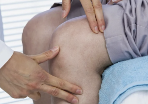 دراسة ألمانية: التمارين الرياضية تُحسّن جودة الحياة اليومية وتخفف آلام مفصل الركبة 