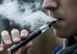 دراسة حديثة: سوائل السجائر الإلكترونية تؤدي إلى إنتاج مواد كيميائية سامة تضر بخلايا الرئة