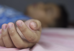 مأساة طفل مكناس تعيد الجدل حول سلامة المنتجات الغذائية "الرخيصة"