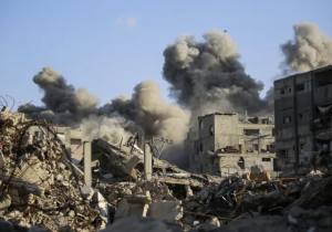 غزة تحت القصف.. 65 قتيلا بينهم 24 طفلا وترامب يؤكد أن وقف إطلاق النار "ليس في خطر" 