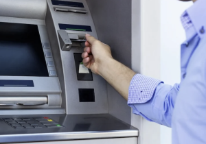 حكم قضائي يُلزم بنكًا بتعويض زبون بعد ابتلاع شباك أوتوماتيكي لبطاقته خلال إغلاق الوكالة