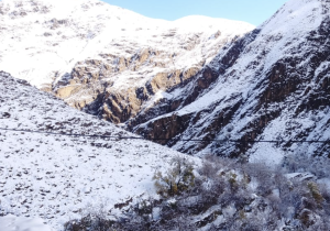 أسرة من الكسابة الرحل محاصرة بالثلوج بورزازات ونداءات عاجلة لتدخل جوي