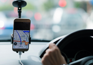 تقنين النقل عبر التطبيقات الذكية يعيد الجدل داخل قطاع سيارات الأجرة