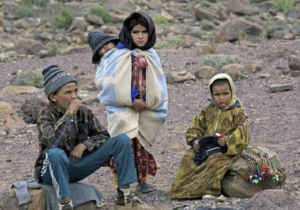 تقرير رسمي: تحسن في مستوى المعيشة وتحذير من انزلاق 3 ملايين مغربي نحو الفقر عند الأزمات