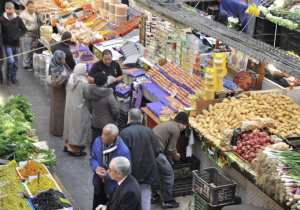 فجوة كبيرة بين الجملة والتقسيط تؤجج غلاء الخضر والفواكه في رمضان