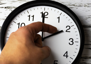 تصاعد الجدل حول الساعة الإضافية.. دعوات لفتح نقاش وطني بشأن آثارها الصحية