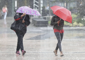 زخات مطرية رعدية مرفوقة أحيانا بالبرد مرتقبة بعدة مناطق في المغرب