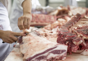 ارتفاع قياسي لأسعار اللحوم الحمراء في المغرب قبيل عيد الأضحى يثير الجدل حول فعالية التدخلات الحكومية