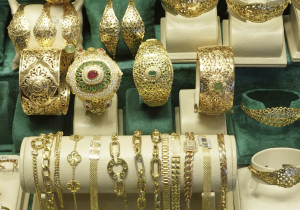 فضيحة الذهب المغشوش تهز قيسارية سباتة والضحايا يتقاطرن على الأمن