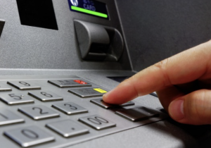 اختلالات في استغلال الملك العمومي بسبب شبابيك بنكية دون ترخيص بجهة الدار البيضاء سطات